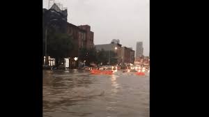 New york s'est réveillée sonnée jeudi, frappée par des pluies torrentielles et des inondations soudaines et historiques, faisant au moins . Etats Unis Les Rues De New York Sous L Eau Apres Des