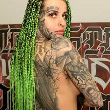 Omroep Brabant - De 28-jarige Daniëlle uit Breda heeft tatoeages over haar  hele lichaam, groene dreads in het haar en gouden hoektanden. Haar familie  ziet ze al jaren niet meer, iets dat