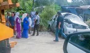 Perlanggaran itu menyebabkan anak adiknya tercampak keluar dari kereta serta terseret di atas jalan raya. Budak Maut Tercampak Keluar Dari Kenderaan