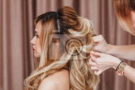 50 frisuren fur lange haare traumhaft weiblich bis modern. Schone Blonde Madchen Mit Langen Haaren Machen Eine Professionelle Fototapete Fototapeten Haarpflege Schone Hairstylist Myloview De