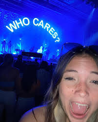 Lexie Ellis's Instagram, Twitter & Facebook