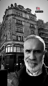 I really like the feeling of walking the streets of London! Stop wherever  you go. This is really a beautiful place! If I want to choose a place to  live, I want