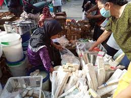 Penyedia sekaligus penyelenggara sarana untuk mempertemukan penjual dengan. Kedelai Impor Mahal Harga Tempe Di Pasar Tradisional Naik Timlo Net