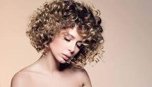 Quest'anno i capelli ricci sono una vera tendenza. Frangia Riccia A Chi Sta Bene E Come Gestirla