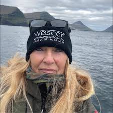 Jeg har haft æren af at strikke denne smukke kjole med et mønster  inspireret af en kundes perlekrave fra hendes nationaldragt. De unikke  mønstre på perlekraverne i de grønlandske nationaldragter er ikke