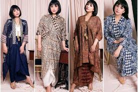 Di tangan para desainer, baju etnik terlihat jauh lebih modern, mewah, dan berkelas. Cantiknya Gaya Nagita Slavina Dengan Busana Kaftan Bernuansa Etnik Bisa Jadi Inspirasi Baju Lebaran Kamu Nih