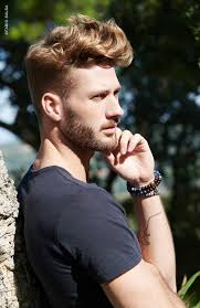 I tagli di tendenza per i capelli maschili della primavera estate 2022 sono naturali e selvaggi. Taglio Capelli Corti Ai Lati Con Ciuffo Uomo Primavera Estate 2018