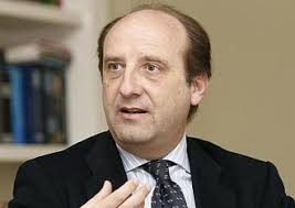 Moeckel limpia las pintadas antitaurinas de la calle Manolo Vázquez