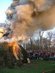 Osterfeuer In Berlin Mit Flammenwarme Gegen Die Kalte