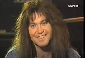 can anybody see the face in the grass. NOT THE WASP🤣