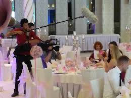 Die mitstreiterinnen bewerten die hochzeit in den kategorien brautkleid, location, essen und stimmung. Abriss Party Und Das Kamerateam Von 4 Hochzeiten Und Die Traumreise Einhorn