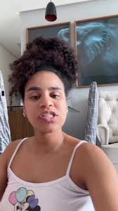 Jade agora é uma menina independente com seu carrinho