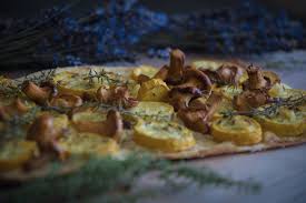 Tarte Mit Gelben Zucchini Eierschwammen Rezept Lebensmittel Essen Rezepte Flammkuchen