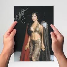 Hu was a series regular on sunset beach and has also made appearances on growing pains, nash bridges, martial law and the vampire diaries. Kelly Hu 2 The Scorpion King Originalautogramm Mit Echtheitszerti