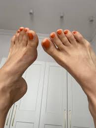 Emma Lovetts Feet << wikiFeet