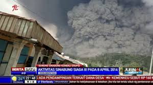 Erupsi kecil dari gunung yang tingginya 2.460 meter tersebut mulai terjadi 2013. Letusan Gunung Sinabung Diprediksi Berakhir 2020 Youtube