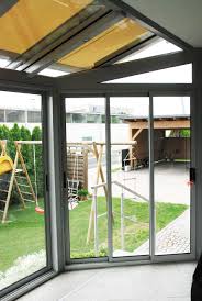 Gerahmtes Schiebesystem Fur Wintergarten Grau Wintergartenbeschattung Gelb In 2020 Wintergarten Glasschiebetur Sommergarten