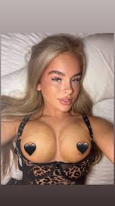 TW Pornstars - 1 pic. ELLIE 🖤 TOP 1%. Twitter. you know where to go 👀.  10:28 AM - 17 Mar 2022