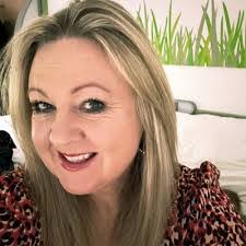 Amanda Coombs's Instagram, Twitter & Facebook