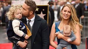 Her father, ernie, was an actor and director, and her mother, elaine, was a talent scout. Blake Lively Sagt Sie Ist Besessen Von Ihren Drei Kindern Promiflash De