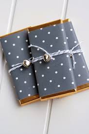 Schwer Sind Diese Mini Schokoladentafeln Mit Einer Banderole Und Etwas Schnick Schnack Ein Nettes Geschenke Verpacken Geschenke Geschenke Schon Verpacken