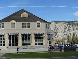 סוגי אוכל הפארק הלאומי ילוסטון פופולריים. Mammoth Hot Springs Grill On Left Dining Room On Right Picture Of Mammoth Hot Springs Hotel Cabins Yellowstone National Park Tripadvisor