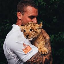 Andrew Hentz's Instagram, Twitter & Facebook