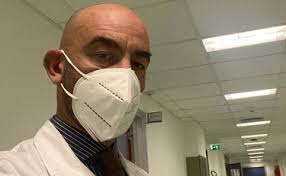 Federe cuscini letto bianche con bottoni perfette per. Matteo Bassetti Gaffe In Ospedale Mascherina Al Contrario Scatta Il Massacro La Strepitosa Reazione Dell Infettivologo Libero Quotidiano