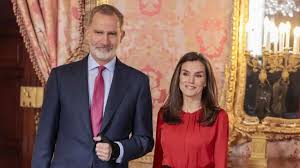 Felipe VI y Letizia Ortiz hicieron match y lucieron un traje a rayas idéntico | Caras