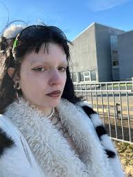 Hi!! My name is Laura, I'm a Spanish looking for a room to settle down and  live a happy and calm life in Reykjavik :) Actually I am working running a  little