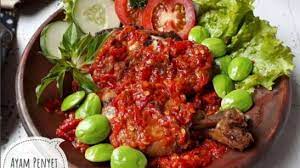 Ambil 5 siung bawang merah. Pedas Menggigit Ayam Penyet Sambal Terasi Gugah Selera
