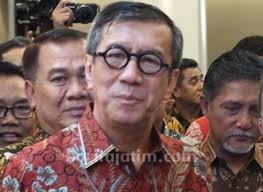 Menteri hukum dan ham, yasonna laoly datang ke gedung komisi pemberantasan korupsi. Saiful Mujani Gm Desak Presiden Jokowi Berhentikan Yasonna Laoly Beritajatim Com