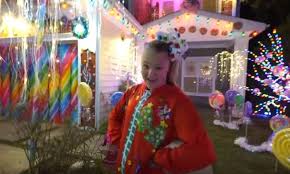 The dance moms alum's home boasts a candy counter, a personal merchandise warehouse and ample outdoor play jojo siwa is living out her wildest dreams decorating her new california mansion. Jojo Siwa Tours Her House Christmas Decorations And They Re Amazing Video Kidspot