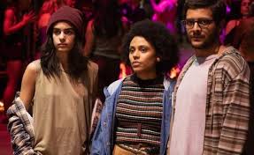 Pessoa não binária em jaqueta de couro posando em uma cerca metálica. Todxs Nos Personagem Nao Binaria Estrela Comedia Dramatica Da Hbo Que Retrata Santa Ceciliers Cultura El Pais Brasil