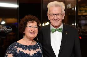 Er stellte sich den fragen. Ministerprasident Winfried Kretschmann Tanzt Mit Seiner Frau Gerlinde Stuttgarter Nachrichten