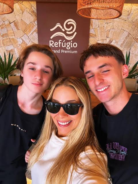 Aos 52 anos, Danielle Winits impressiona ao mostrar fotos raras com os filhos: 'Que lindeza' - CARAS Brasil