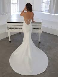 Jump to navigation jump to search. Puristisches Hochzeitskleid Mit Schleppe Von Blue By Enzoani