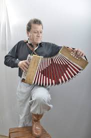 The chaco folklorist nestor rubén coco gómez (59) died this wednesday from the coronavirus.the musician was admitted to a hospital in cordoba for three weeks and although he had shown an improvement in the last days, in the last hours he suffered a cardiorespiratory arrest and did not resist. Coco Gomez Llega A La Pena De Raices