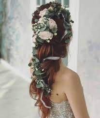 Capelli sciolti e grossi fiori . Acconciature Sposa Con Fiori Tra I Capelli 11 Idee Per La Primavera 2018