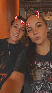 Could somebody kindly remove the two devils from the background. Thank you  ❤️