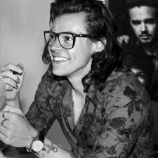 Only 2 available and it's in 15 people's carts. Pin By Paula On Up Ke Harry Styles Smile Harry Styles Photos Harry Styles Pictures