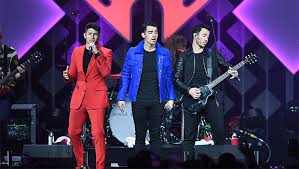 Jonas Brothers Ring In 2020 With Energetic Performance On Dick Clark S New Year S Rockin Eve Ocean Pop