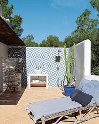 Vacanza Mood La Villa Della Fashion Manager Sarah Crook A Ibiza E Animata Da Arredi Nordici E Dettagli Fol Outdoor Bathrooms Backyard Decor Outdoor Tiles