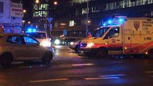 Přečtěte si o tématu sanitka. Na Pankraci Bourala Sanitka S Pacientem Uvnitr Nehodu A Jeji Okolnosti Nyni Vysetruje Policie