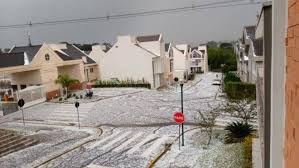 Dez distritos de portugal continental vão estar a partir das 12:00 de hoje sob aviso amarelo devido à previsão de aguaceiros por vezes fortes e de granizo e acompanhados de trovoada, segundo o ipma. Forte Chuva De Granizo Muda Paisagem De Curitiba E Rmc Veja