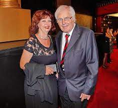 Charakterizují ji zrzavé vlasy a již desítky let stále stejný vzhled. Televizni Fantom Opustil Obrazovku Saskia Buresova Vzala Manzela Na Muzikal Super Cz