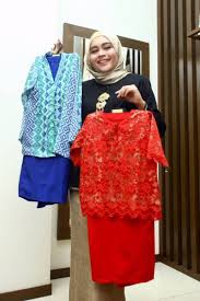 Baju kurung sesuai dipakai oleh semua golongan wanita, tidak mengira usia. Adilah Mahu Dikenali Sebagai Duta Pakaian Tradisional