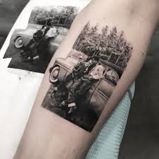Enkel Ruhrt Grosseltern Mit Tattoo Zu Tranen Schwarze Und Graue Tattoos Tattoo Life Tattoo Fuss