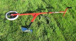 Utilisation De La Houe Maraichere Dans Le Potager Le Jardin Et Le Verger Desherbage Maraicher Verger