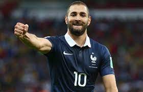 كريم بنزيما بجوار زميله في المنتخب الفرنسي ماتيو فالبوينا في كأس العالم 2014. ØªØ£ÙƒÙŠØ¯ Ø¬Ø¯ÙŠØ¯ Ø¹Ù† Ù…ØµÙŠØ± Ø¨Ù†Ø²ÙŠÙ…Ø§ Ù…Ø¹ Ù… Ù†ØªØ®Ø¨ ÙØ±Ù†Ø³Ø§ Ø¨Ø§Ù„Ø¬ÙˆÙ„